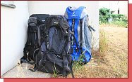 Deuter Sundance (vpravo), Century Bag (vlevo), Salewa Tahoe (uprosted) 