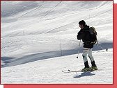 Bormio, San Colombano. Skialpinista sjd po sjezdovce do dol  