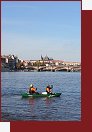 Boti vtk do Vltavy pod elezninm mostem