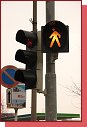 Signl lutho svtla ve tvaru chodce ped pechodem pro chodce a pejezdem pro cyklisty bude nov mon doplnit tak o upozornn na pohyb cyklist (Strakonice). Nvstidlo vlevo je ureno pro chodce a cyklisty, nvstidlo vpravo upozoruje idie  