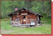 Urho Kekkonen National Park. Celoron voln pstupn chata. Jedna plynov bomba je pipravena uvnit u vaie, dv dal pln ekaj na sv vyuit venku. 