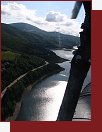 Let vrtulnku nad jezerem Batlava, provincie Kosovo, jin Srbsko