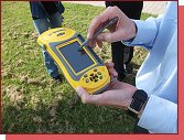 Velikost se GeoExplorer vejde enm do kabelky a mum do brany. Bez korekc doke tento pstroj urit souadnice s pesnost a do 10 cm. 