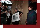 Eva a Helena Heckelovy pedvaj jako zvltn cenu originl snmku od jejich otce
