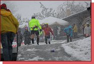 Kaiser Marathon 2011. Pituhvalo. Za povimnut stoj organiztor s lopatou v prav sti snmku. 