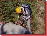 Zajistit se, nasadit slaovac brzdu, namotat prusik, vechno vyzkouet a hur dol. S batohem na zdech to nen na poprv pln jednoduch.  