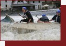 Vlec pod lajsnou u Krumlovskho zmku lehce pekvapil  holky v lovosick ensk pramici