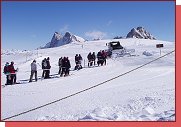 Les2Alpes, rolba táhne lyžaře přes kopec do la Grave 