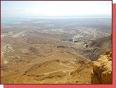 Masada. Pod nmi se svj Snake Path. Ty divn tverce nalevo a napravo jsou pozstatky mskch lei. 