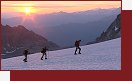 Do sttn koly lyovn a skialpinismu (ENSA) v Chamoniax se kadm rokem hls nov kandidti na vysokohorsk vdce. tyi roky vzdlvn se budou snait skloubit svoje naden pro hory se zvazkem pivza si na lano klienty. Star vdci z pokolen na pokolen nebo pespoln jsou svdky vvoje tohoto povoln od vdce pro bohatho pna, na zatku minulho stolet, k vdci  organiztorovi skupiny v sektoru slueb volnho asu, vztah mezi vdcem a klientem osciluje mezi tradic a inovac. 