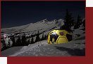 Ti generace snowboardist se vydaly na dalekou cestu za perfektnm praanem. V horch na severozpadnm pobe Severn Ameriky sjd neporuen svahy pln erstvho praanu. 