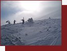 Po loskch lyaskch dobrodrustvch v zpadn Evrop na Balkn a v Kanad se letos vydala skupina eskch lya a telemarkovch nadenc prozkoumat freeridov monosti zakarpatsk Ukrajiny. Po strastipln cest konen dor na ukrajinskou hranici. Na druh stran je ekaj nejen totalitn policejn manry ale tak vel pijet ukrajinskmi pteli. Odkrv se jim zem obrovskch kontrast , netuench sportovnch monost a neobjevench prodnch krs. Drsn a magick krajina karpatsk poloniny, pokryt vrstvou prachovho snhu, obtn vstupy ve velkm mrazu a vtru, ndhern sjezdy nasvcen kouzelnm svtlem, pronikajcm snhovou oblanost. To ve mete vidt ve filmu Hur Ukrajina, natoenm bhem Snow Altrna Tour 08. 