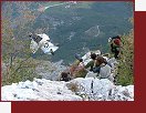 Base jumping je v dnen dob boomu adrenalinovch sport bezesporu velice atraktivn a vizuln zajmav aktivita, nicmn mnohmi oznaovn za jeden z nejnebezpenjch sport vbec. Ve filmu uvidme vedle krs tohoto sportu, tak jeho skal a dlouhou ppravnou cestu, kterou by ml urazit kad lovk, ne se rozhodne skoit svj prvn base. 