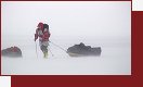 Je prvn den bezvt. Zrdn slunce svt nepetrit den  noc. V uch dsiv ticho. Pitk odevud, doslova bol. A zima. Bol tak. Opravdov a nepedstaviteln. Vude, kam oi dohldnou, nedozrn bl pou. Snh a obloha. Nic jen dv barvy: bl a modr. A hlavn  isto. V hlav, pod nohama a v okol. Nepenesiteln zkuenost. Dvacettyi milin tverench kilometr ledu a oni. Sami, kdesi uprosted nejchladnjho kontinentu. Rozhodli se, e pjdou pky od hranic antarktickho kontinentu a na jeho nejvy bod. 