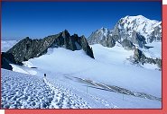 V�hled zpod Dent du G�ant: vlevo �ern� sk�ly Marbrees, za nimi sedlo G�ant, vzadu b�l� h�eben Pueterey, vpravo nad n�m Mont Blanc, pod n�m Tour Ronde a v pop�ed� na ledovci rozh�zen� skalky Flambeau  