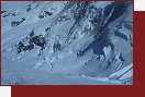 Střední část ledovce Zwillingsgletscher je v odpoledních hodinách ohrožována lavinami ze západního úbočí Lyskammu