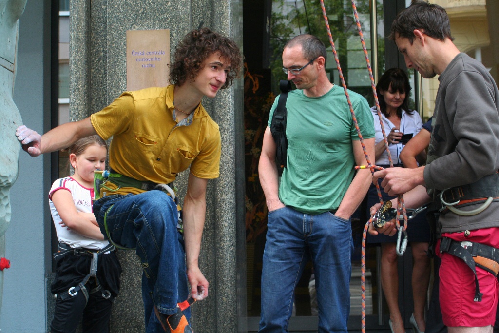 Adam Ondra propaguje lezen v Praze - Horydoly.cz 