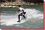 Kathrin Gappmayrov provozuje riversurfing  