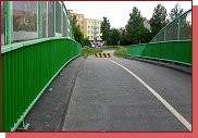 Praha: cyklostezka po mostě přes železnici mezi ulicemi Azalková (Zahradní Město) a  Za Drahou (Hostivař) 