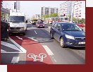 Hodn kus za kiovatkou odbouje cyklopruh z chodnku na ulici      