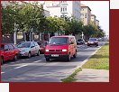 Jede se vm dobe? Nebojte se o dti? O sebe? Auta tady jezd sedmdestkou, mjej vs o pr centimetr. Vpravo se kdykoliv mohou otevt dvee u parkujcho auta      