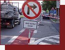 Lvovsk ulice se opravuje. Dopravn znaka zabr notn kus cyklopruhu       