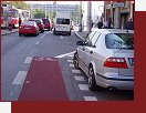 Cyklopruh ped Kubnskm nmstm kon bez varovn. Co zamenaj pruhy na zemi? Kam rychle uhnout? Mm se klidit na chodnk?   