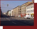 Kiovatka V Olinch x U Hrze. Tady bez varovn kon cyklopruh. Dl si cyklisto dlej, co uzn za vhodn. ek t pokraovn typroud komunikace, komplikovan kiovatka, semafory, tramvajov koleje a hust provoz     