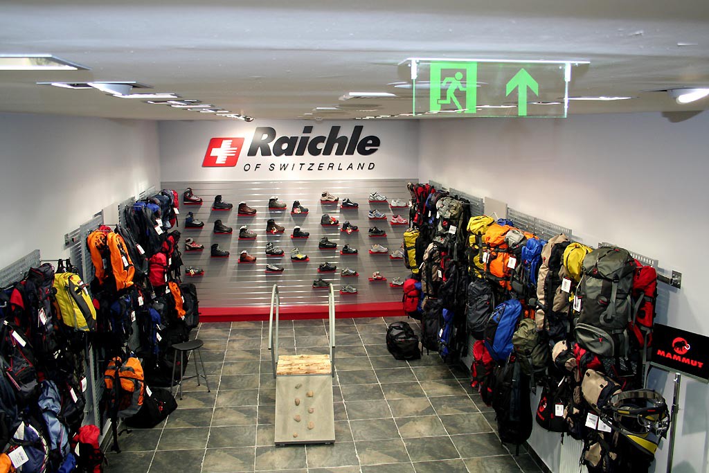 Mammut, Praha, oteven obchodu