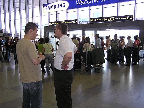 Ministr Martnek a majitel cestovky Okamura li Prahou