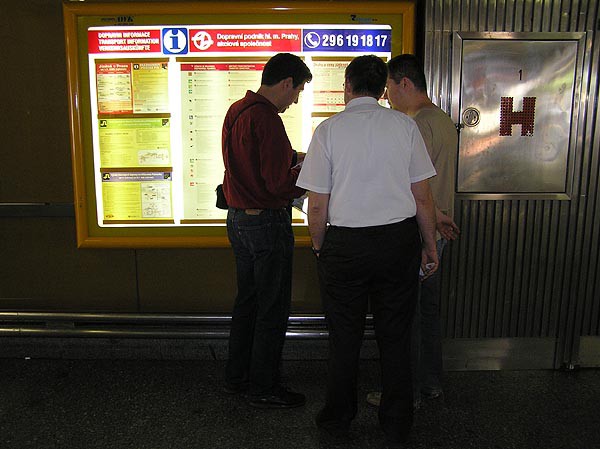 Ministr Martnek a majitel cestovky Okamura li Prahou