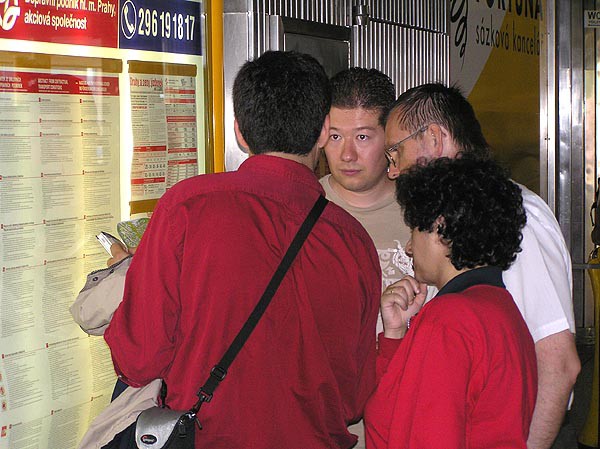 Ministr Martnek a majitel cestovky Okamura li Prahou
