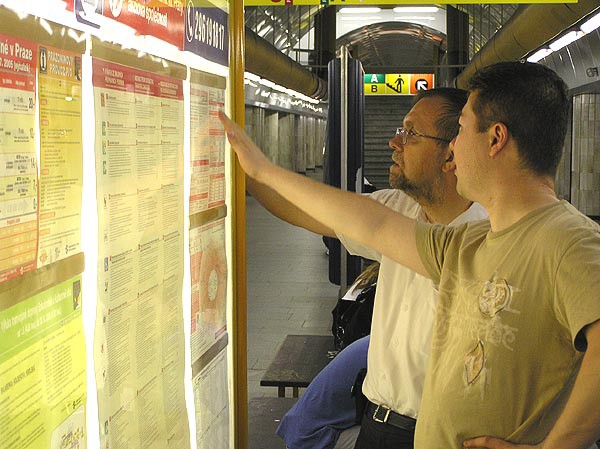 Ministr Martnek a majitel cestovky Okamura li Prahou