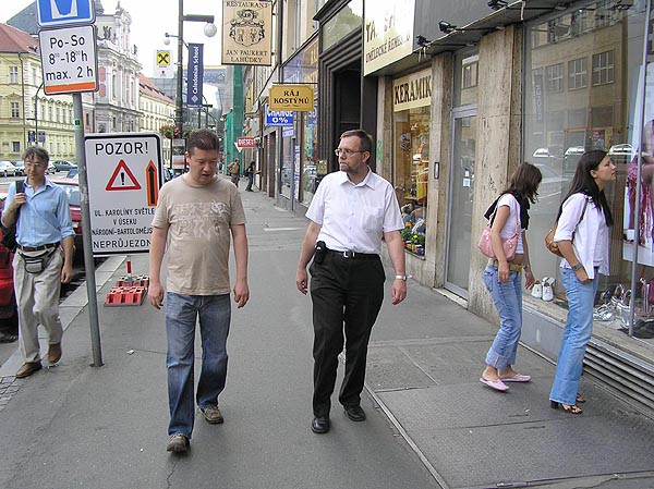 Ministr Martnek a majitel cestovky Okamura li Prahou