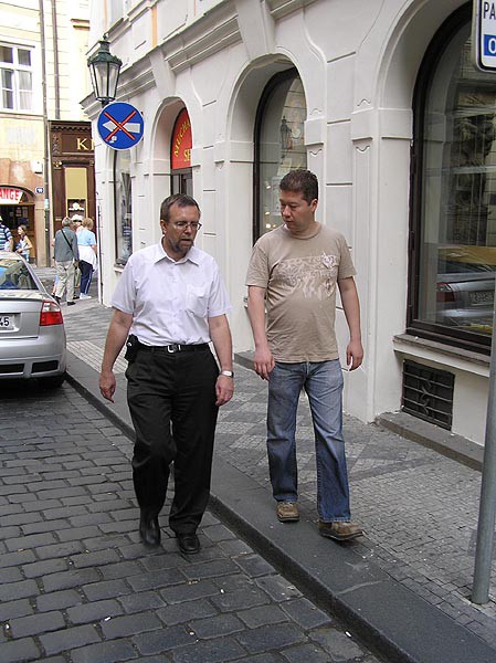 Ministr Martnek a majitel cestovky Okamura li Prahou