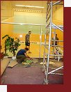 Squash s lezenm nad hlavou