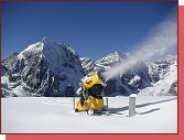 Snn dlo TechnoAlpin T60 pracuje v Suldenu. V pozad je Knigspitze a Ortler 