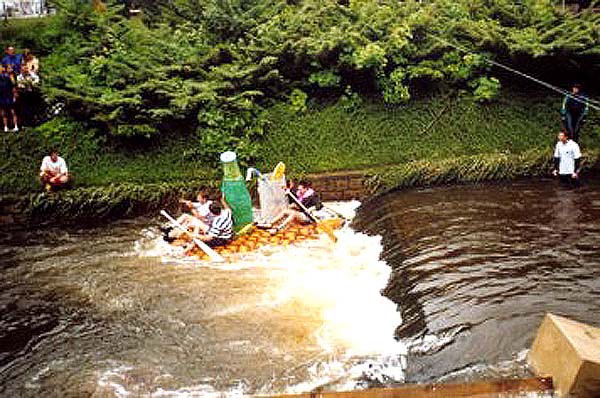Karlovy Vary 2003 - alegorick plavidla na ece Tepl