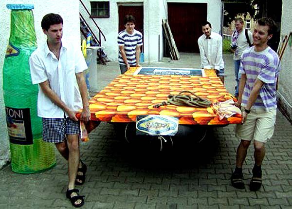 Karlovy Vary 2003 - alegorick plavidla na ece Tepl