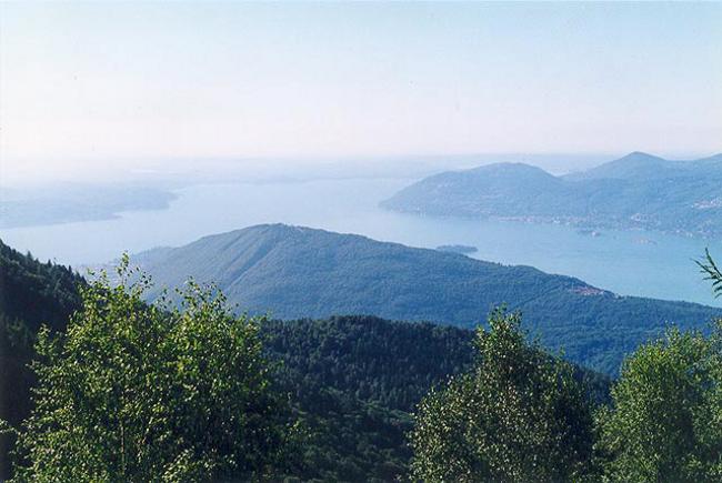 Pohled z hebenu na Lago Maggiore