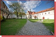Vyfo projekt! Revitalizace arelu klter esk Krumlov. Primrnm clem je revitalizace arelu pro poskytovn modernch kulturnch a vzdlvacch slueb rznm skupinm odborn a laick veejnosti jako vzorovho projektu obnovy a vyuit vznamnch pamtek obdobnho typu. Sekundrnm clem je zatraktivnit historick jdro pro obyvatele a cel msto pro nvtvnky a investory. 