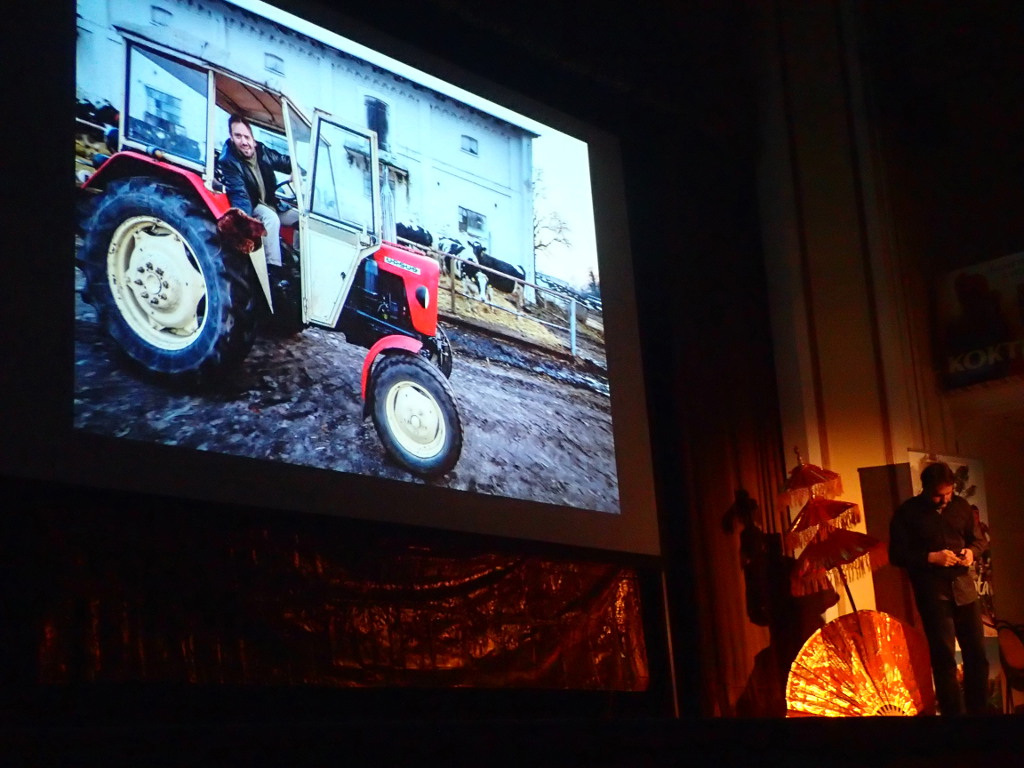 Dan Přibáň, který jezdí ve starém trabantu,  představuje na fotografii svého polského kamaráda, který jezdí na starém traktoru.