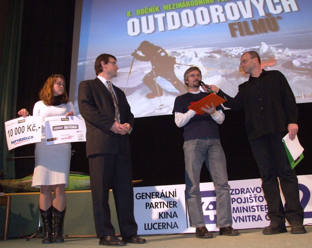 Jakub Turek (druhý zleva) předává cenu Horydoly za nejlepší amatérský film Juraji Jedinákovi.