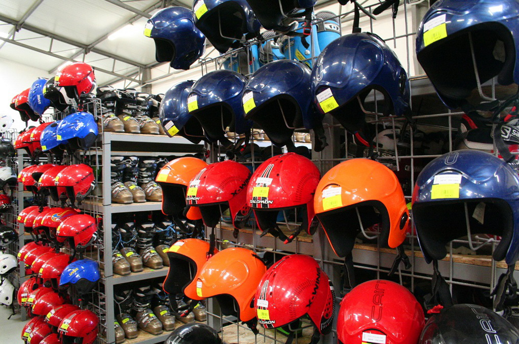 Lyžařské helmy v obchodě.