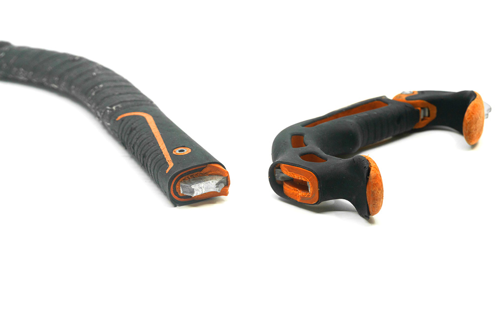 Cepín Petzl Nomic. Držadlo se láme.