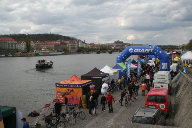 Město na kole se stěhuje z Rašínova na Dvořákovo nábřeží