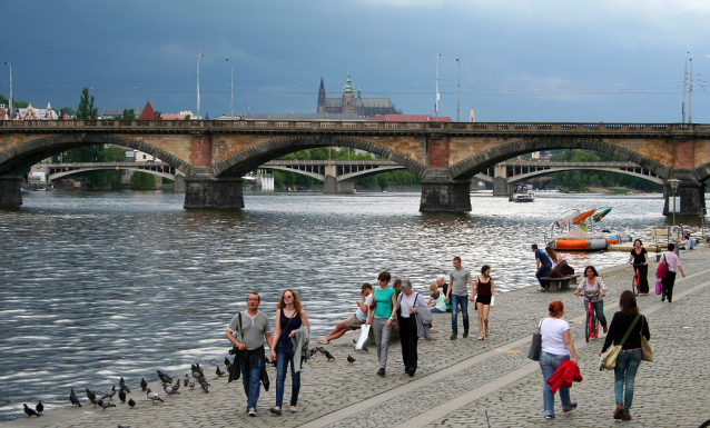 Plujeme Prahou po Vltavě