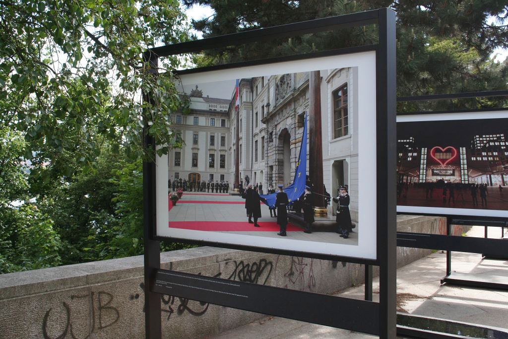 Prezident Václav Klaus odmítal vyvěsit vlajku Evropské unie na Hradě. Udělal to až jeho nástupce Miloš Zeman.