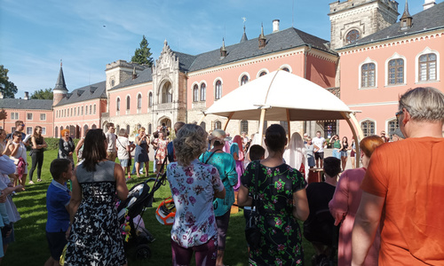 Hoé vystavuje štokrdlata na Sychrově Hoé vystavuje štokrdlata na Sychrově