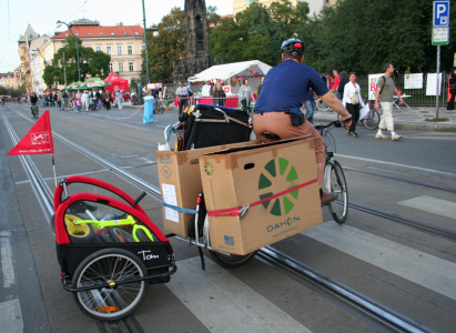 Táta, tři synové a náklad na jednom bicyklu